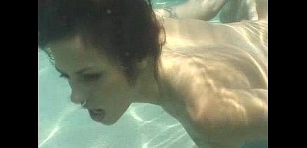  Underwater sex